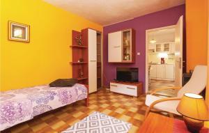 a bedroom with yellow and purple walls and a bed at Cozy Apartment In Duce With Outdoor Swimming Pool in Duće