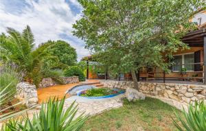 Vonkajšia záhrada v ubytovaní Three-Bedroom Holiday Home In Valtura