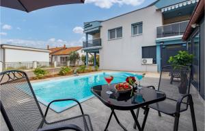 Bazén v ubytovaní 1 Bedroom Stunning Apartment In Vrh alebo v jeho blízkosti