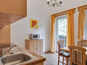 格羅薩爾的住宿－Modern Apartment with Sauna in Gro arl Salzburg，厨房配有水槽和桌子