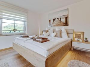 una grande camera da letto bianca con un grande letto bianco di Holiday home in Carinthia near Lake Woerthersee a Köttmannsdorf