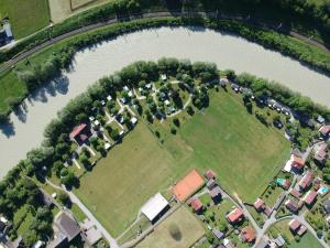 einen Luftblick auf einen Park neben einem Fluss in der Unterkunft Mobile home in Sachsenburg Carinthia with pool in Sachsenburg
