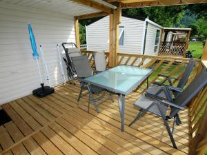 Ein Balkon oder eine Terrasse in der Unterkunft Mobile Home in Sachsenburg by River Drau