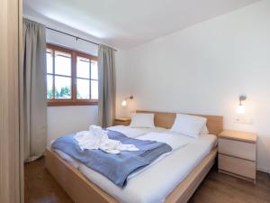 ein Schlafzimmer mit einem großen Bett und einem Handtuch darauf in der Unterkunft Apartment near the ski area in Mittersill in Hollersbach im Pinzgau