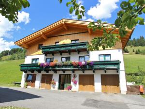 a building with flowers on the front of it at Cozy Holiday Home on Slopes in Maria Alm in Maria Alm am Steinernen Meer