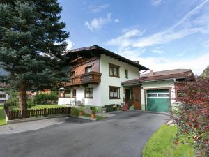 una casa con una entrada delante de ella en Modern Apartment in Langenfeld near Ski Area, en Längenfeld