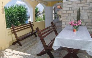 a table and two chairs with a vase of flowers at Beautiful Home In Vela Luka With 3 Bedrooms in Vela Luka