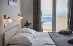 Gulta vai gultas numurā naktsmītnē Amazing Home In Krilo Jesenice With 8 Bedrooms, Jacuzzi And Wifi