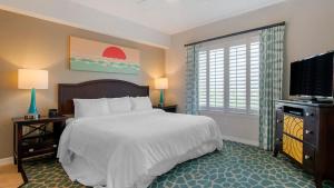 Bluegreen Vacations Orlando's Sunshine Resort في أورلاندو: غرفة نوم مع سرير وتلفزيون بشاشة مسطحة +49 صورة