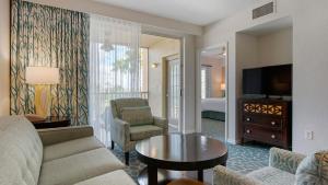 אזור ישיבה ב-Bluegreen Vacations Orlando's Sunshine Resort