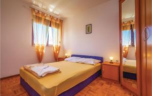 Llit o llits en una habitació de Amazing Apartment In Novi Vinodolski With 3 Bedrooms And Wifi