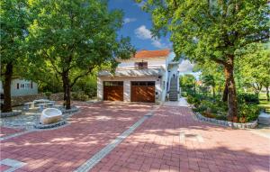 マリンスカにあるNice Apartment In Malinska With Wifiの煉瓦造りの車庫付き家