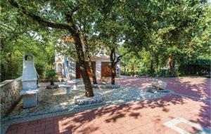 マリンスカにあるNice Apartment In Malinska With Wifiの建物前の公園 +16枚の写真