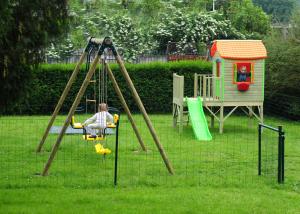 Eine Frau auf einer Schaukel auf einem Spielplatz in der Unterkunft Gîte d'Airaines in Airaines