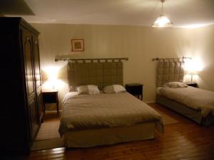 sypialnia z 2 łóżkami i 2 lampami w obiekcie Gîte d'Airaines w mieście Airaines