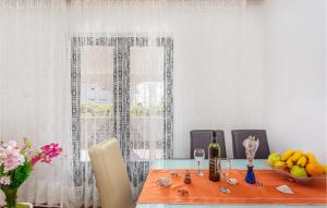 una mesa de comedor con copas de vino y fruta. en Gorgeous Apartment In Pinezici With Kitchen en Pinezici