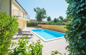 basen z leżakami obok domu w obiekcie Four-Bedroom Holiday Home In Perci w mieście Perkovići