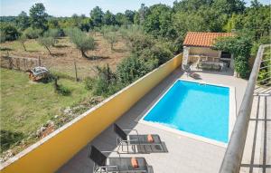 zewnętrzny widok na willę z basenem w obiekcie Four-Bedroom Holiday Home In Perci w mieście Perkovići +27 zdjęć