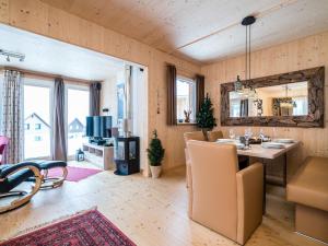 eine Küche und ein Wohnzimmer mit einem Tisch und Stühlen in der Unterkunft Chalet in Hohentauern with sauna near ski area in Hohentauern