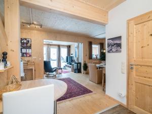 ein Wohnzimmer mit einem Tisch, Stühlen und einem Schreibtisch in der Unterkunft Chalet in Hohentauern with sauna near ski area in Hohentauern
