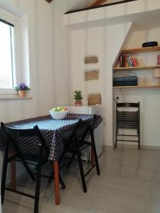 jadalnia ze stołem i krzesłami w obiekcie Apartment Camerin w Koprze