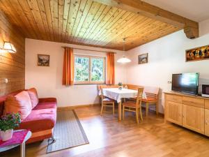 ザンクト・ガレンキルヒにあるBeautiful spacious holiday apartment with balcony in St Gallenkirch Vorarlbergのリビングルーム(ソファ、テーブル付)