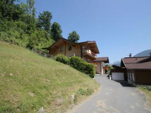 une maison sur une colline à côté d'une route dans l'établissement Apartment near the ski area, à Brixen im Thale