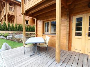 クリムルにあるWooden Chalet in Krimml Salzburg with garden grillのパティオ(テーブル、デッキチェア付)