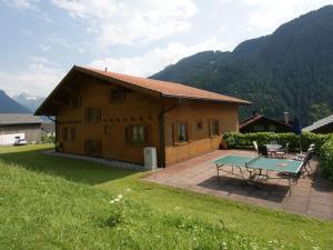 ザンクト・ガレンキルヒにあるApartment in Sankt Gallenkirch with terraceの卓球台付きの家