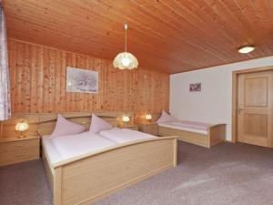 ザンクト・ガレンキルヒにあるApartment in Sankt Gallenkirch with terraceの木製の天井が特徴のベッドルーム1室(ベッド2台付)