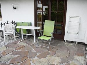 einen Tisch und Stühle auf einer Terrasse in der Unterkunft Apartment in Tirol close to the ski slopes in Sankt Johann in Tirol