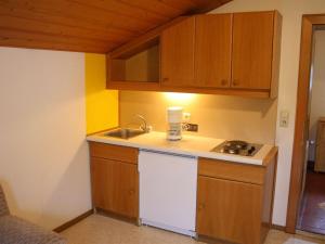 eine Küche mit einer Spüle und einer Arbeitsplatte in der Unterkunft Apartment in Tirol close to the ski slopes in Sankt Johann in Tirol