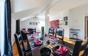 Un restaurant sau alt loc unde se poate mânca la Nice Apartment In Mokosica With 3 Bedrooms, Wifi And Outdoor Swimming Pool