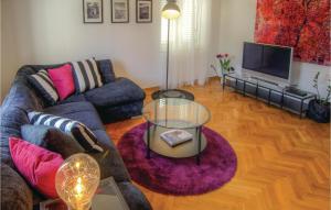 O zonă de relaxare la Nice Apartment In Mokosica With 3 Bedrooms, Wifi And Outdoor Swimming Pool