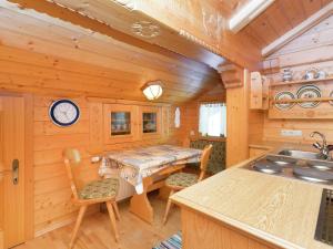 una cocina con mesa y sillas en una cabaña en Beautiful Mountainside Chalet in K nigsleiten, en Wald im Pinzgau