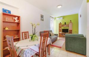 Posezení v ubytování Gorgeous Apartment In Mali Losinj