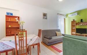 Posezení v ubytování Gorgeous Apartment In Mali Losinj