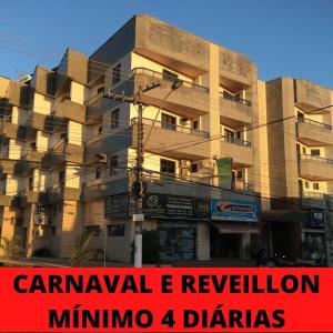 um edifício com um sinal vermelho em frente em Ed. Barra Shopping em Marataízes