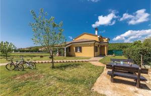 Zahrada ubytování 3 Bedroom Gorgeous Home In Putini