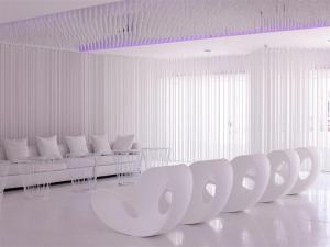 So Nice Club Resort في أيا نابا: غرفة بيضاء فيها كنب وكراسي بيضاء