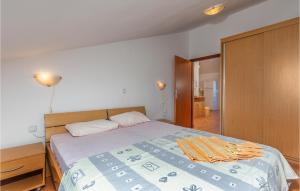 Ένα ή περισσότερα κρεβάτια σε δωμάτιο στο Stunning Apartment In Punat With Wifi