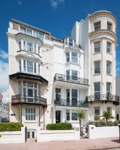 ブライトン＆ホーブにあるEastcliff House & The Art Deco Flatの側面にバルコニーがある白い建物