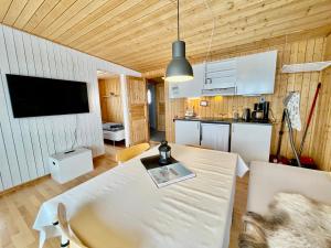 sala de estar con mesa y cocina en Inuk Hostels en Nuuk