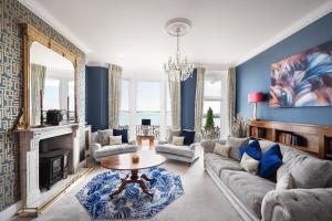 ブライトン＆ホーブにあるEastcliff House & The Art Deco Flatのソファとテーブルのあるリビングルーム