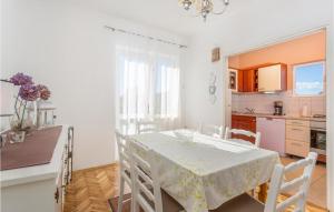 Kuchyňa alebo kuchynka v ubytovaní 2 Bedroom Stunning Home In Omisalj + 15 fotografií