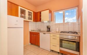 Kuchnia lub aneks kuchenny w obiekcie 2 Bedroom Stunning Home In Omisalj