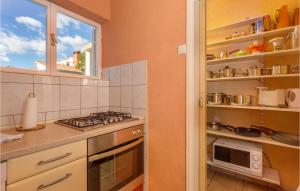 Kuchnia lub aneks kuchenny w obiekcie 2 Bedroom Stunning Home In Omisalj