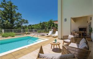Swimmingpoolen hos eller tæt på Beautiful Home In Veprinac With 4 Bedrooms, Sauna And Outdoor Swimming Pool