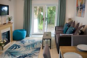 ein Wohnzimmer mit einem Sofa und einem Kamin in der Unterkunft Mountain View Apartment - short drive to beaches in Bryngwran