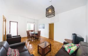 Posezení v ubytování Two-Bedroom Apartment In Sv,petar